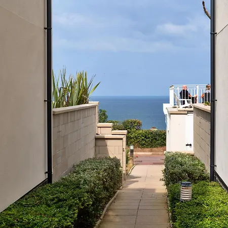 Finest Retreats - Blue Horizon